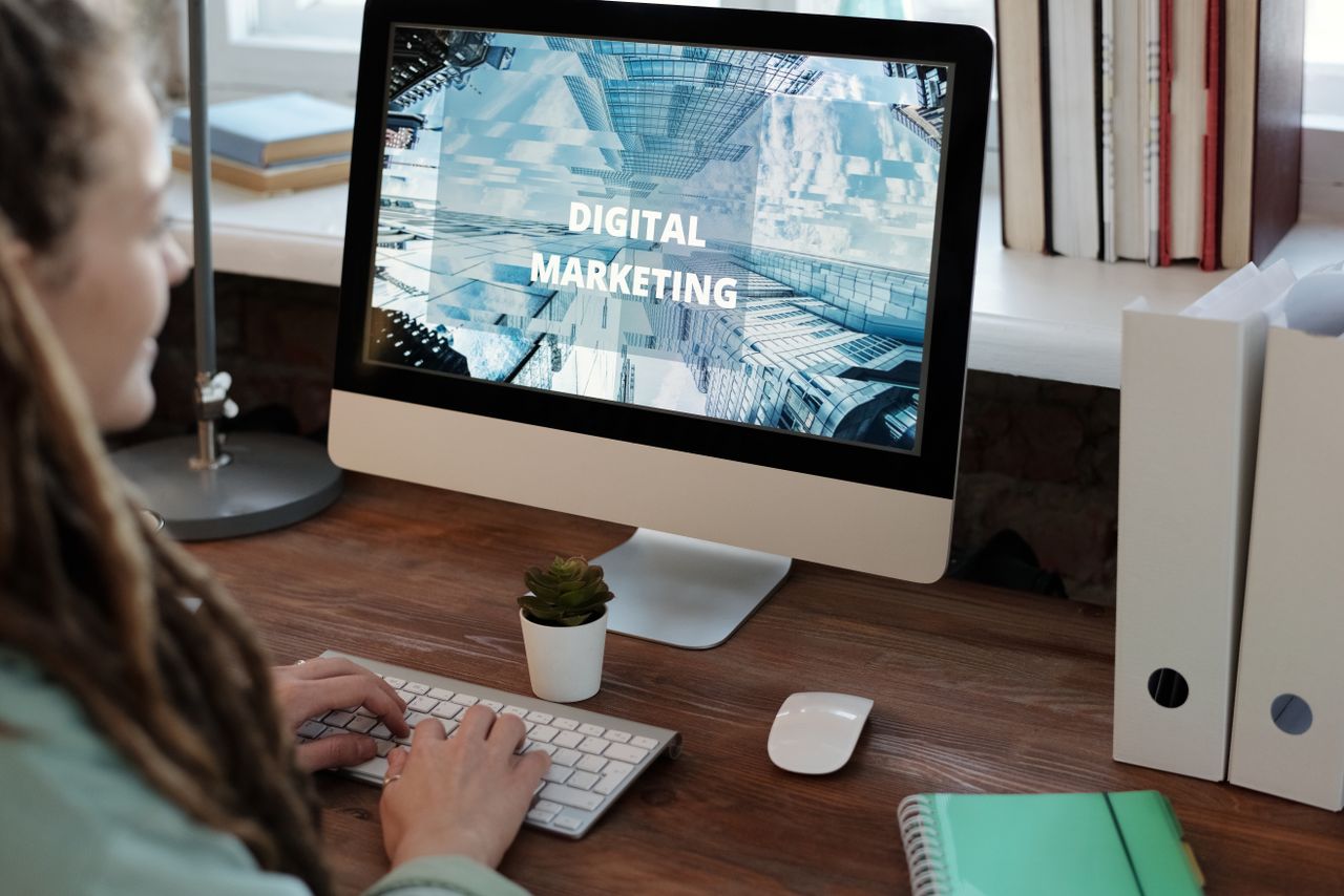 Detailní záběr na ženu pracující na projektu digitálního marketingu v domácí kanceláři.